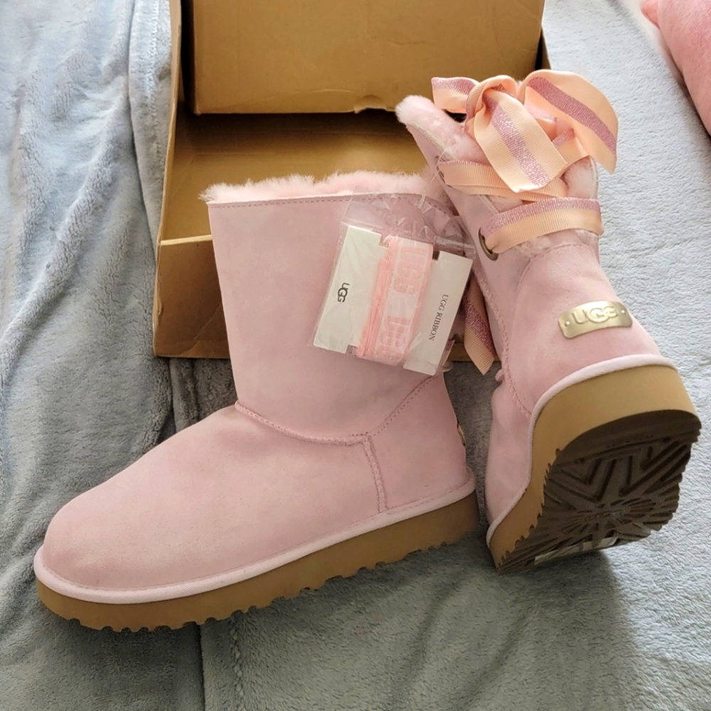 UGG customizable Bailey bow short boots NWOT